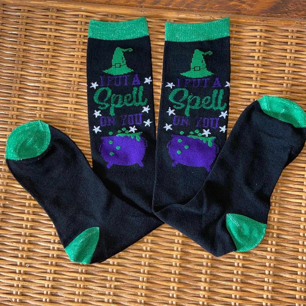 5/$10❤️❤️❤️NEW “I PUT A SPELL ON YOU!” Knee High Socks